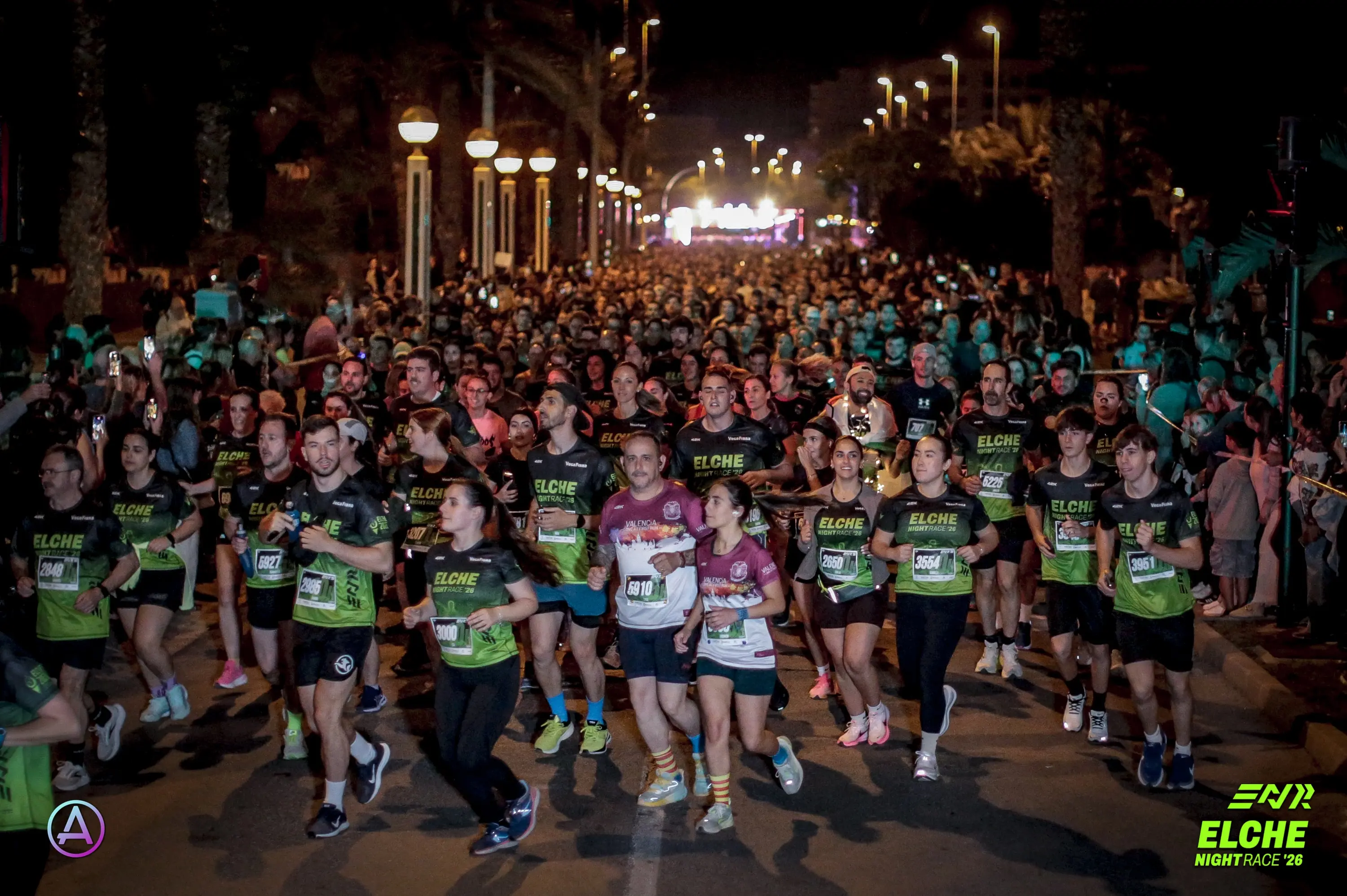 Participantes corriendo juntos en una edición anterior de Elche Night Race