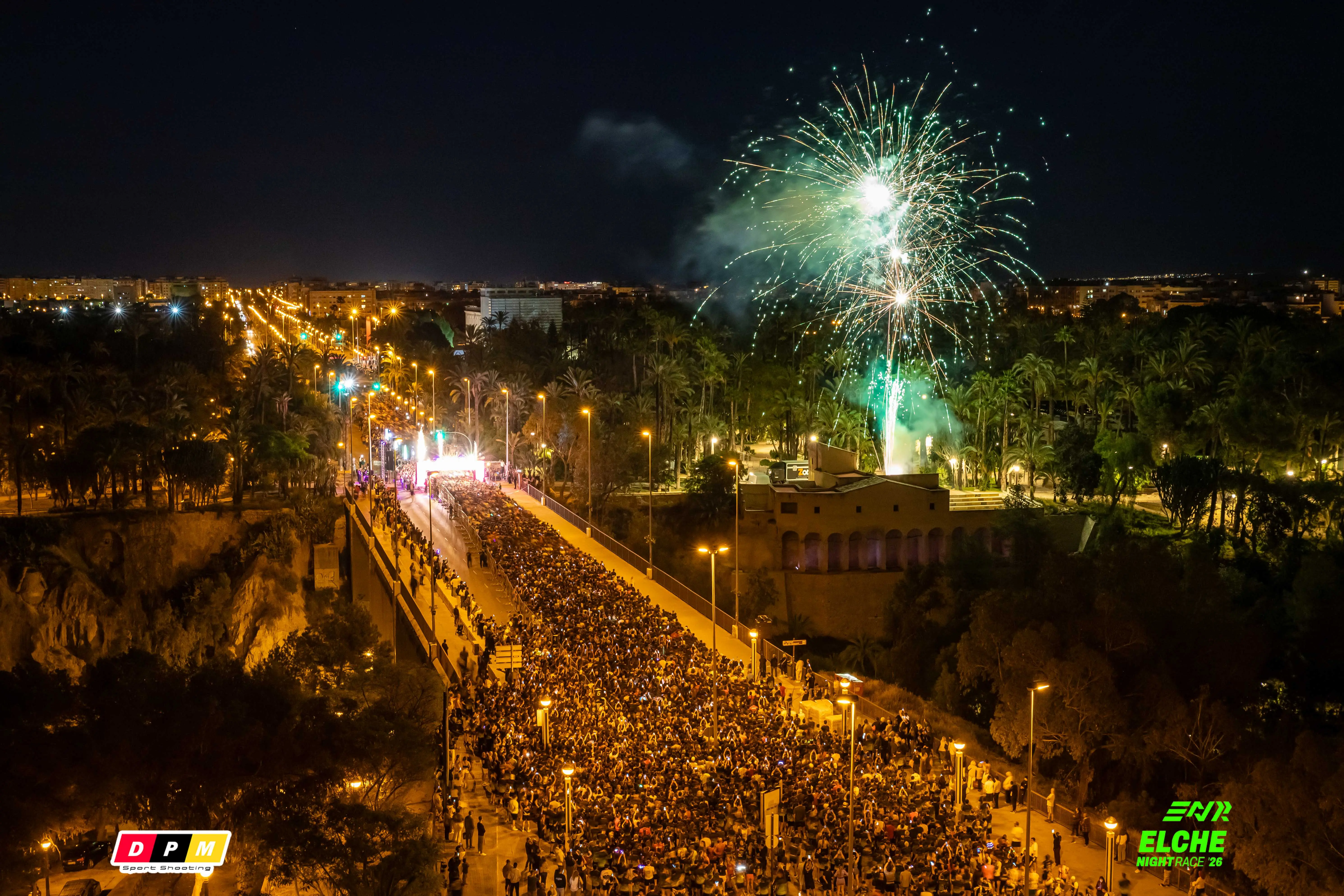 Corredores de la Elche Night Race recorriendo la ciudad de noche