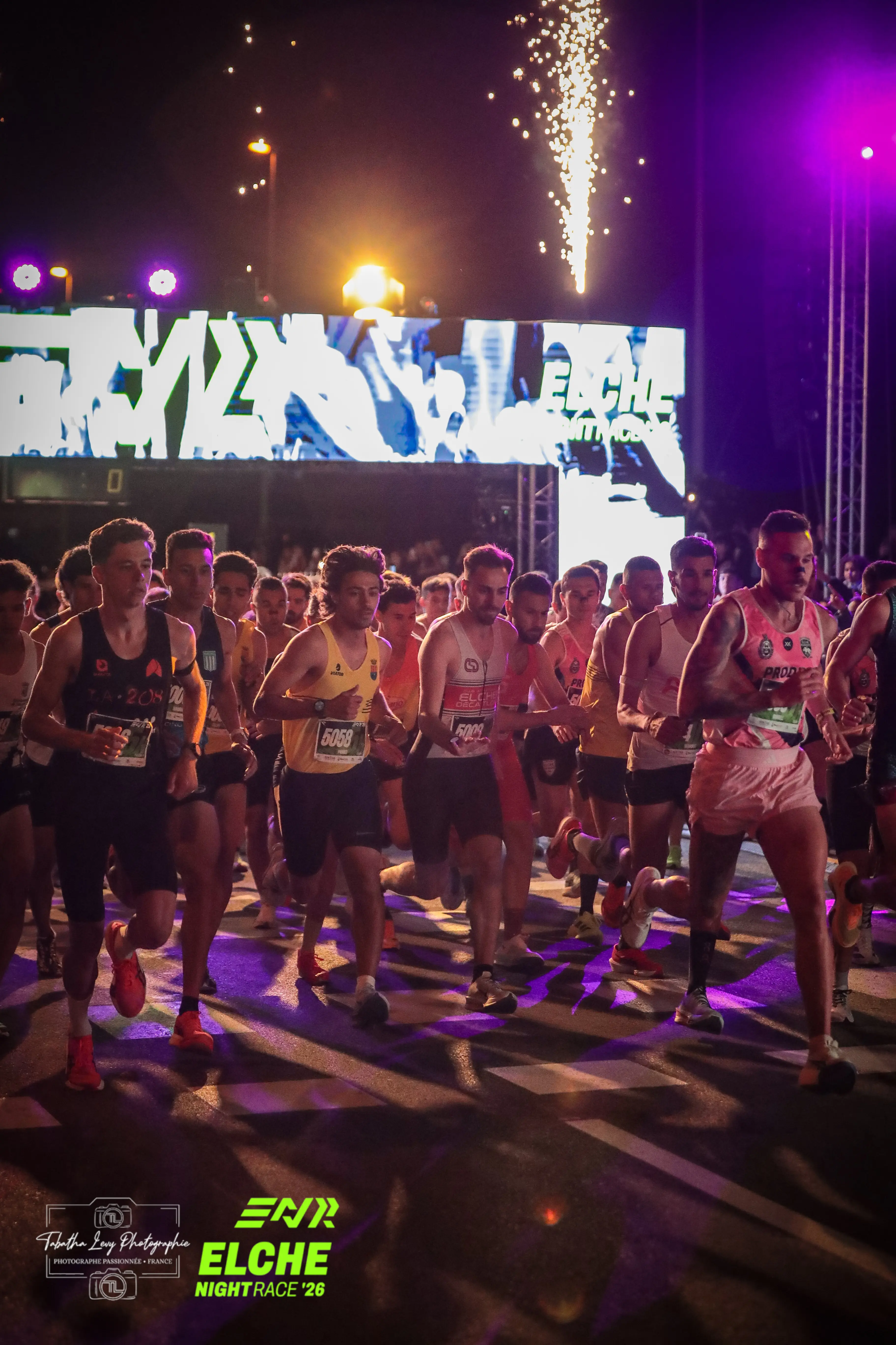 Corredores compartiendo la noche en una edición anterior de Elche Night Race